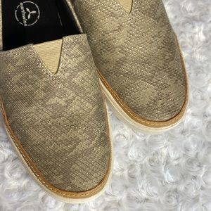TOMS earth wise slide on sneakers size 7.5 like new muted snakeskin
